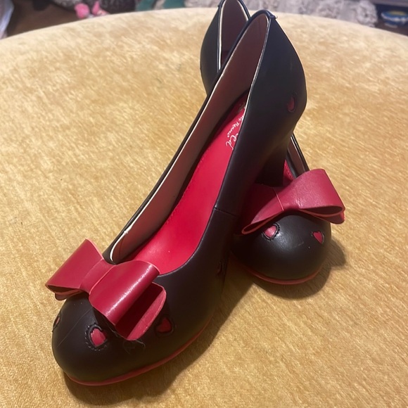 Revisited size 37 pumps with red bows and hearts - Picture 1 of 5